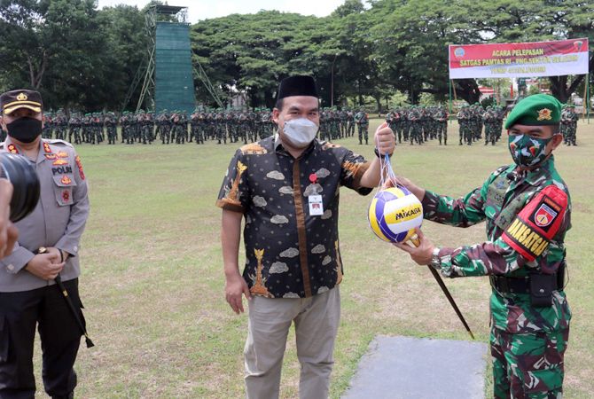 BERI DUKUNGAN: Bupati Blora Arief Rahaman memberikan dukungan pada prajurit Yonif 410/Alugoro yang hendak berangkat Pengamanan Perbatasan (Pamtas) RI-PNG. (FORKOMPIM FOR RADAR KUDUS)