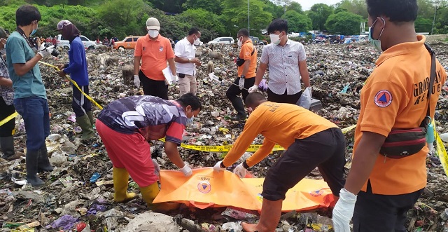 DIEVAKUASI: Petugas Inafis Polres Grobogan bersama BPBD dan PMI Grobogan saat melakukan evakuasi mayat balita di TPA Ngembak kemarin. (INTAN MAYLANI SABRINA/RADAR KUDUS)