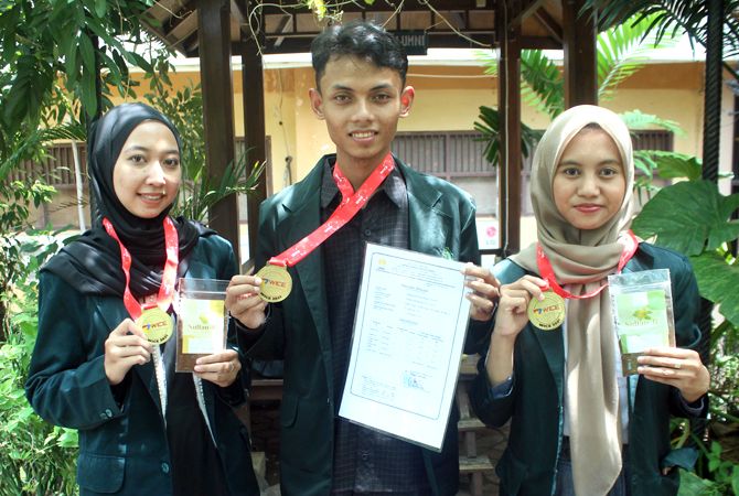 INOVASI: Dari kiri Diah Ismi, M. Khusni Rohim, dan Umi Latifah menunjukkan hasil inovasi mereka. Berkat karya itu mereka dapat medali emas. (MOH. NUR SYAHRI MUHARROM/RADAR KUDUS)