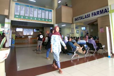 LANCAR: Pasien terlihat keluar ruangan lobi di RSUD Loekmonohadi Kudus usai konsultasi Kesehatan. Klaim JKN tahun ini lancar. (DONNY SETYAWAN/RADAR KUDUS)