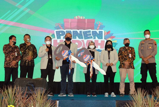 SERAHKAN HADIAH: Pimpinan Cabang BRI Purwodadi Henny Sumardiyanti menyerahkan hadiah utama undian Simpedes BRI Tahun 2021 di Kyriad Grand Master Hotel Purwodadi menggunakan prokes ketat dan disiarkan secara vitual kemarin. (SIROJUL MUNIR/RADAR KUDUS)
