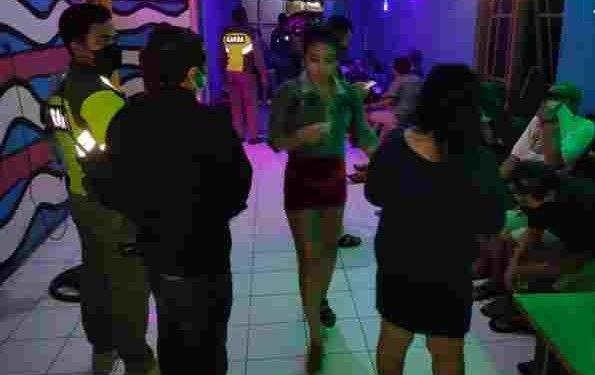 Petugas gabungan Polres Demak dan Satpol PP memeriksa PK dan pengunjung karaoke. (Jawa Pos Radar Semarang)