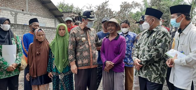 BERI BANTUAN: Bupati Rembang Abdul Hafidz bersama Ketua DPRD Rembang Supadi mengunjungi Khumaidi, korban kebakaran rumah di Kecamatan Sarang. (PEMKAB REMBANG FOR RADAR KUDUS)