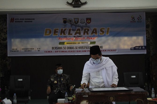 DEKLARASI: KH Idror Maimoen memimpin deklarasi Rembang bebas Pekat di Lantai IV Setda Rembang kemarin (VACHRI RINALDY L/RADAR KUDUS)