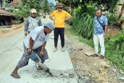 WARNING: Pekerjaan jalan Ngumbul-Pelemsengir dibongkar karena tidak sesuai dengan spesifikasi kemarin. (SUBEKAN/RADAR KUDUS)