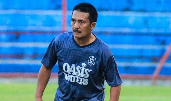 NO COMMENT: Pelatih Persijap Jepara Jaya Hartono memimpin anak asuhnya berlatih di Stadion Gelora Bumi Kartini Jepara baru-baru ini. (PERSIJAP JEPARA FOR RADAR KUDUS)