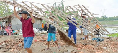 GOTONG ROYONG: Warga Desa Toko Kecamatan Penawangan membersihkan puing rumah warga yang roboh terkena angin puting beliung kemarin. (SIROJUL MUNIR/RADAR KUDUS)