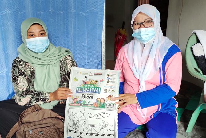DISTRIBUSI: Perwakilan Ikatan Guru Raudlatul Athfal (IGRA) menerima koran sebagai media mewarnai dalam Festival Mewarnai kemarin. (UGIK WP/RADAR KUDUS)