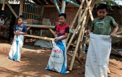 KEMBALI KE TRADISI: Aksi anak-anak Desa Honggosoco, Kecamatan Jekulo, berlomba balap karung dalam acara launching Gubuk Karya. (GUBUK KARYA FOR RADAR KUDUS)