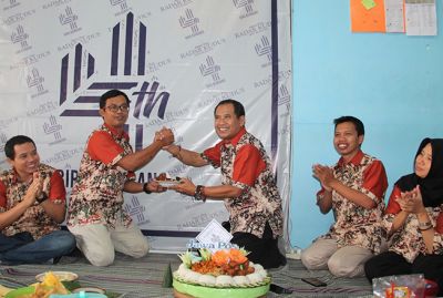 ULTAH KEEMPAT: Direktur Radar Kudus Baehaqi (tiga dari kanan) memberikan potongan tumpeng kepada Kepala Radar Kudus Biro Rembang Ali Mahmudi (dua dari kiri) kemarin. (SAIFUL ANWAR/RADAR KUDUS)