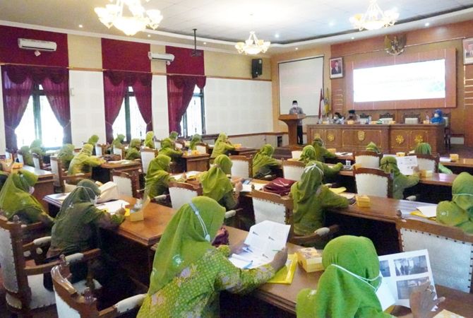 PERHATIKAN: Anggota Muslimar NU Jepara mengikuti pembekalan pemulasaran jenazah perempuan di Gedung Shima, kemarin. (DISKOMINFO FOR RADAR KUDUS)