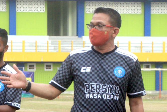 AYO SEMANGAT: Cucun Sulistyo, Kepala Pelatih Persiku memberi semangat Persiku Kudus. (DONNY SETYAWAN/RADAR KUDUS)
