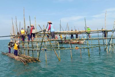 INOVASI:&nbsp;Penancapan bagan kerang hijau di Dukuh Layur, Desa Gedomulyo, Lasem bersama Dinlutkan, penyuluh perikanan didampingi nelayan Pokmaswas Samudra Sejahtera. (HERRY MARTONO FOR RADAR KUDUS)