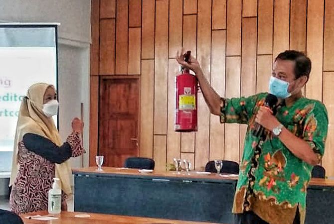 PENGEMBANGAN DIRI: Karyawan RSUD dr R Soetrasno Rembang mengikuti pelatihan bantuan hidup dasar kemarin. (RSUD REMBANG FOR RADAR KUDUS)