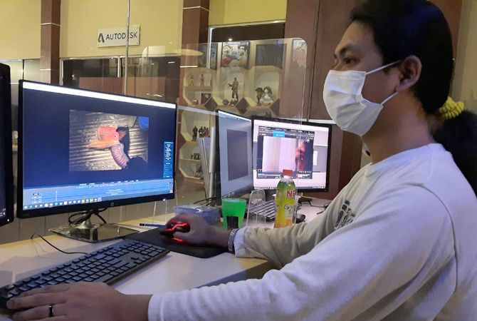 PROSES PRODUKSI: Alumni SMK RUS Kudus memperlihatkan pembuatan film animasi di ruangan desain. (INDAH SUSANTI/RADAR KUDUS)