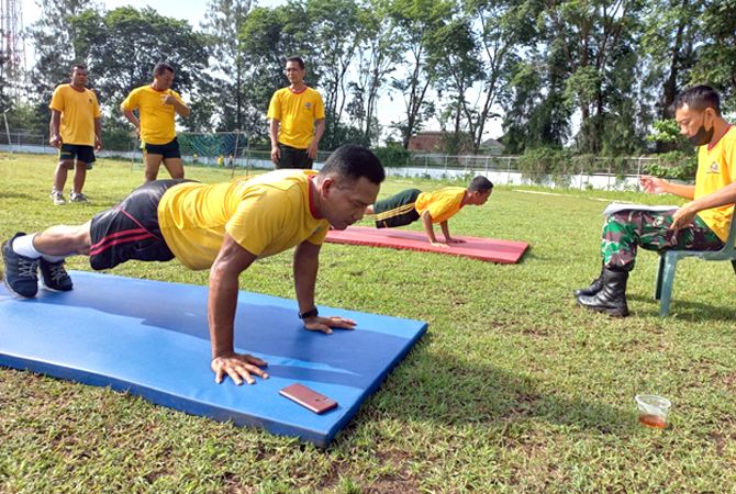 OLAHRAGA: Anggota Kodim 0717/Grobogan melakukan kesegaran jasmanis (garjas) di Stadion Krida Bakti Purwodadi kemarin. (INTAN MAYLANI SABRINA/RADAR KUDUS)