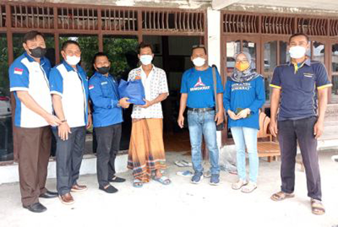 PEDULI: Harmusa Oktaviani anggota DPR RI Fraksi Partai Demokrat bekerja sama dengan DPC PD Kab. Grobogan bagikan sembako. (DEMOKRAT FOR RADAR KUDUS)