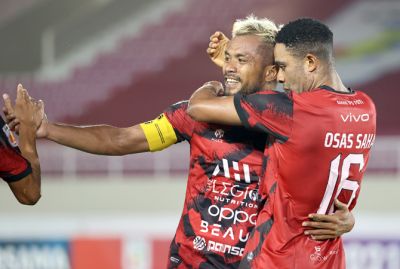 HADAPI TUAN RUMAH: Kapten PSG Zulham Zamrun (kiri) bakal bermain melawan Persis Solo dalam laga putaran II Grup C Liga 2 di Stadion Manahan sore ini. Namun, laga ini tanpa diperkuan striker Osas Saha (kanan) karena cedera. (ACHMAD ULIL ALBAB/RADAR KUDUS)