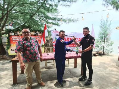 SAH: Serah terima jabatan Ketua DPC Ikadin Jepara dari Mursito (kanan) kepada Mangaratua Simbolon (tengah) didampingi Ketua DPD Ikadin Jateng Tegar Haryo Seno Sabtu (23/10). (DPC IKADIN JEPARA FOR RADAR KUDUS)