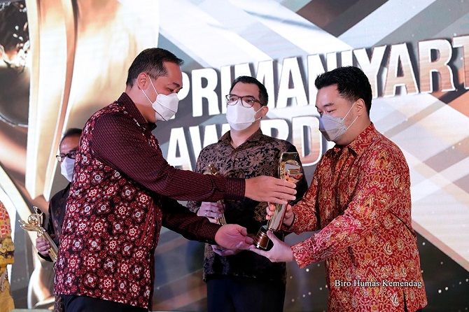 Menteri Perdagangan Muhammad Lutfi memberikan apresiasi kepada eksportir Indonesia yang berkinerja baik melalui Penghargaan Primaniyarta. (KEMENDAG FOR RADAR KUDUS)
