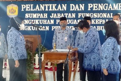 AKHIRNYA DILANTIK: 39 kepsek dan 22 pejabat fungsional dilantik Bupati Grobogan Sri Sumarni kemarin.  (INTAN MAYLANI SABRINA/RADAR KUDUS)