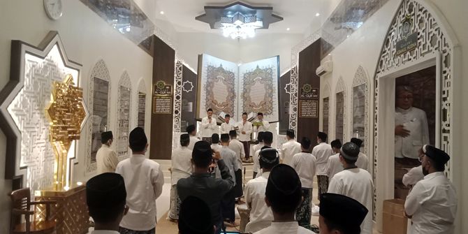 SHOLAWATAN: Pembacaan Sholawat Maulid Al Barzanji oleh Subbanul Mubarok dan remaja Masjid Al Mubarok di Galeri Al Quran Museum Jenang dan Gusjigang (Live streaming melalui YouTube Channel Jenang Kudus Mubarok) baru-baru ini. (MUBAROKFOOD FOR RADAR KUDUS)