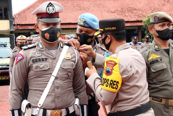 APEL: Kapolres Jepara AKBP Warsono menyematkan pita kepada personel Operasi Zebra Candi 2021 pada apel gelar pasukan kemarin. (SATLANTAS FOR RADAR KUDUS)