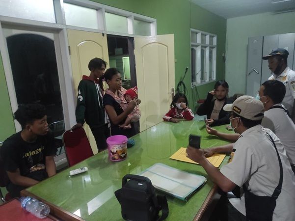 BINA: Anggota Satpol PP Kudus menertibkan pengemis anak-anak di sejumlah traffic light. (SATPOL PP KUDUS FOR RADAR KUDUS)