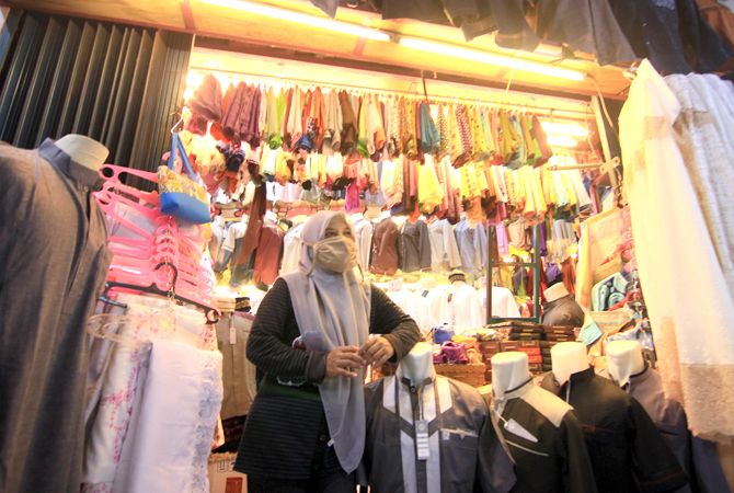 RETRIBUSI PASAR KLIWON: Dinas Perdagangan dan pedagang Pasar Kliwon Sabtu (6/11) malam telah berkoordinasi terkait kesepakatan besaran retribusi pasar untuk dipungut tahun ini. (DONNY SETYAWAN/RADAR KUDUS)