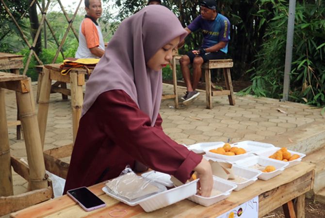 LUDES: Para goweser menikmati makanan tradisional yang disajikan di Kampung Budaya Piji Wetan secara gratis. (GALIH ERLAMBANG WIRADINATA/RADAR KUDUS)