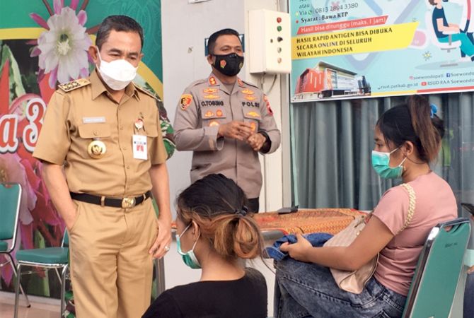 MAU PULANG: Sejumlah LC di Gajahkumpul Desa Batursari, Batangan, Pati, dikumpulkan di RSUD RAA Soewondo kemarin (25/10). (ANDRE FAIDHIL FALAH/RADAR KUDUS)
