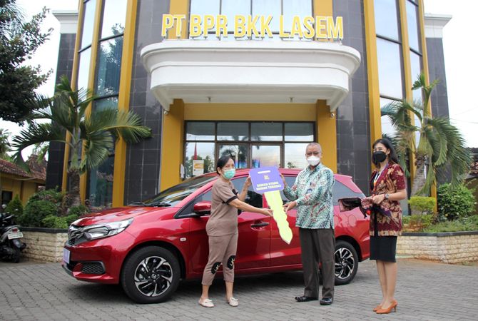 HOKI: Direktur Utama PT BPR BKK Lasem Mokh Suwarni menyerahkan hadiah utama Undian Tamades mobil Mobilio kepada Tjie Nio, 61, di kantor setempat Jumat (29/10). (WISNU AJI/RADAR KUDUS)