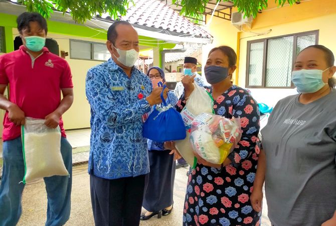 BAKSOS: Kepala Dinas Kesehatan Kabupaten Blora Edi Widayat saat menyerahkan bantuan sosial kepada warga sekitar kemarin. (SUBEKAN RADAR KUDUS)
