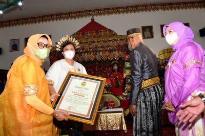 KEHORMATAN: Wakil Ketua MPR RI Lestari Moerdijat (dua dari kiri) dianugerahi gelar adat dari Kedatuan Luwu oleh Yang Mulia Sri Paduka Datu Luwu ke-40 Andi Maradang Mackulau Opu To Bau didampingi Permaisuri Opu Datu Lina Widyastuti di Istana Kedatuan Luwu.