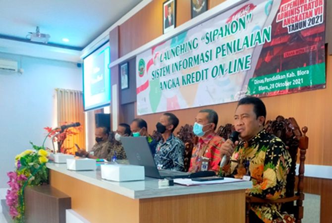 LAUNCHING: Kabid Guru dan Tenaga Kependidikan Dinas Pendidikan Kabupaten Blora Sujianto (paling kanan) menyampaikan seluk beluk aplikasi Sipakon usai di-launching Sipakon di Dinas Pendidikan Kabupaten Blora Hendi Purnomo kemarin. (SUBEKAN/RADAR KUDUS)