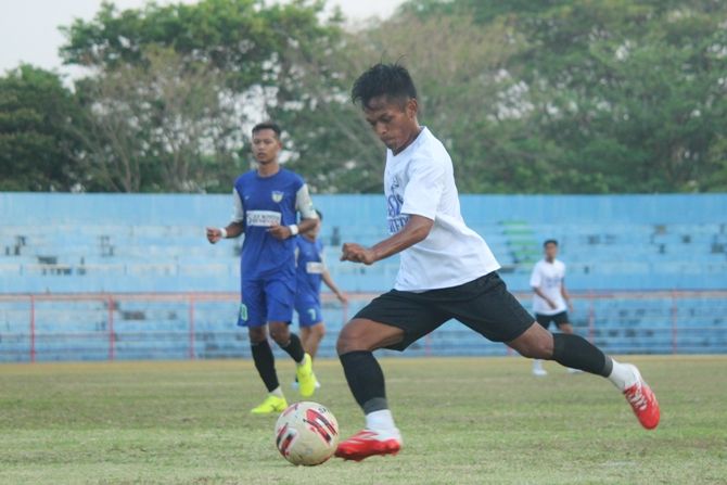 EVALUASI: Pemain bek sayap Persijap Jepara Crah Angger menendang bola saat berlatih di Stadion Gelora Bumi Kartini Jepara belum lama ini. (MOH. NUR SYAHRI MUHARROM/RADAR KUDUS)