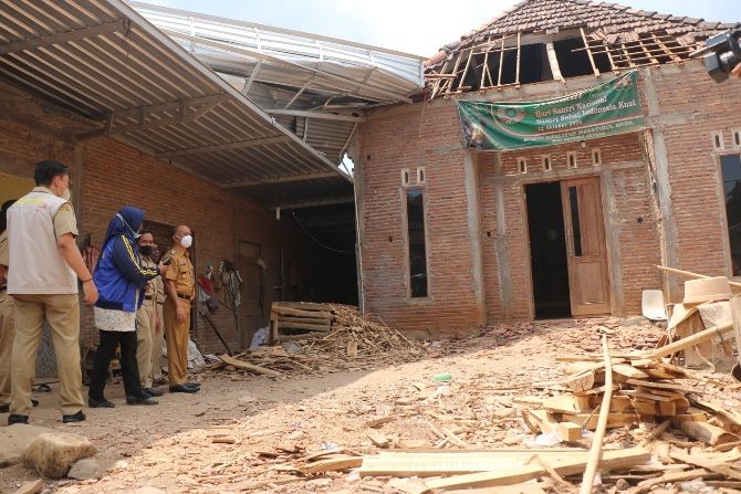 RUSAK: Rumah warga Desa Rau, Kedung terdampak angin puting beliung belum lama ini. (M.KHOIRUL ANWAR/RADAR KUDUS)