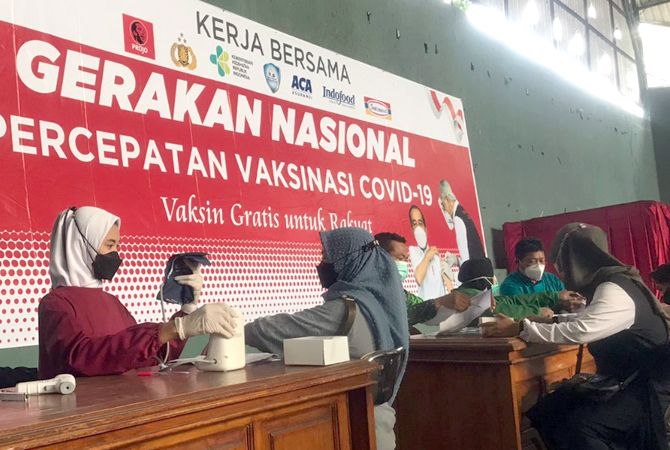 PANTAU LAPANGAN: Kapolres Grobogan AKBP Benny Setyowadi melakukan pengecekan vaksinasi di GOR Bung Karno Simpang Lima Purwodadi kemarin. (SIROJUL MUNIR/RADAR KUDUS)