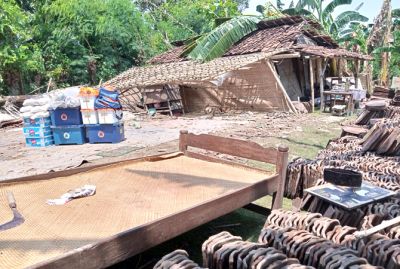 LULUH LANTAK: Kondisi rumah Sukarman di Desa Kalirejo, Undaan, Kudus, yang roboh karena tersapu angin puting beliung (21/10) lalu. (EKO SANTOSO/RADAR KUDUS)