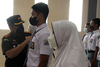 MELANTIK: Pemimpin forum Satgas Covid-19 Pelajar Kepala Kejaksaan Negeri Rembang Syahrul Juaksha Subuki melantik satgas covid-19 pelajar se-Kabupaten Rembang kemarin. (WISNU AJI/RADAR KUDUS)