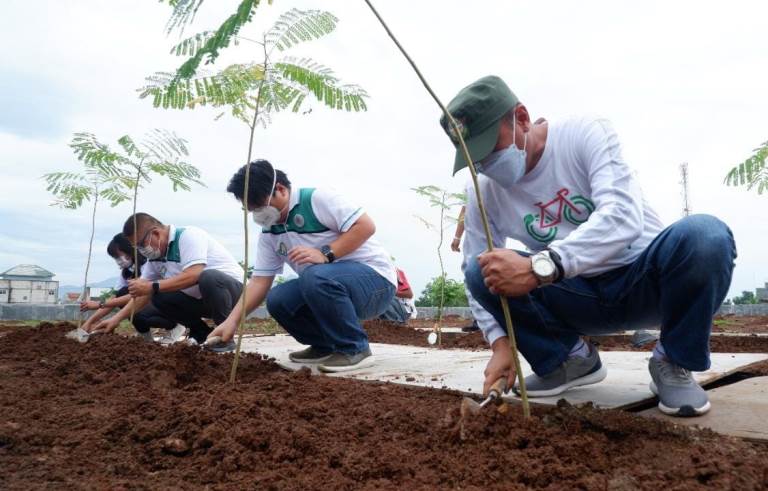 AGAR NYAMAN: Penanaman pohon di area RS Keluarga Sehat (KSH) bersama warga Desa Sukoharjo dan Djarum Foundation kemarin. (KSH FOR RADAR KUDUS)