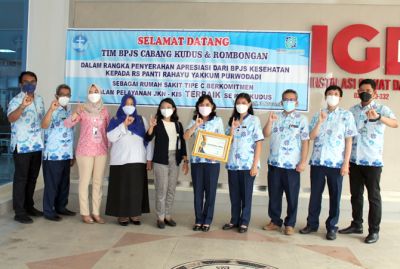 TERBAIK: Direktur RS Panti Rahayu Yakkum Purwodadi dr Tri Siswiyati, M Kes (lima dari kanan) menerima penghargaan yang diserahkan Kepala BPJS Kesehatan Grobogan Theresia Dian Pramudita (lima dari kiri), kemarin. (SIROJUL MUNIR/RADAR KUDUS)