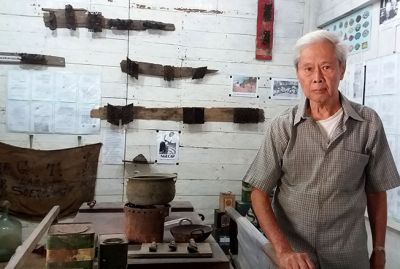 PEDULI: Santio menunjukkan koleksi Museum Nyah Lasem kemarin. (SAIFUL ANWAR/RADAR KUDUS)