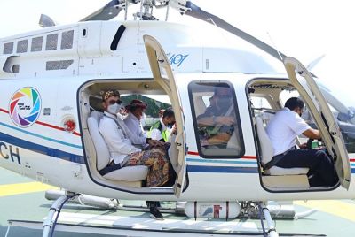 PANTAU: Bupati Kudus HM Hartopo bersama Ketua DPRD Kudus Masan naik helikopter melihat kondisi sungai, lahan pertanian, dan pegunungan di Kudus. (KOMINFO KUDUS FOR RADAR KUDUS)