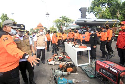 SIAGA BENCANA: Bupati Kudus Hartopo bersama Forkopimda sidak alat kelengkapan yang biasa digunakan membantu evakuasi bencana di Alun-alun Kudus kemarin. (DONNY SETYAWAN/RADAR KUDUS)
