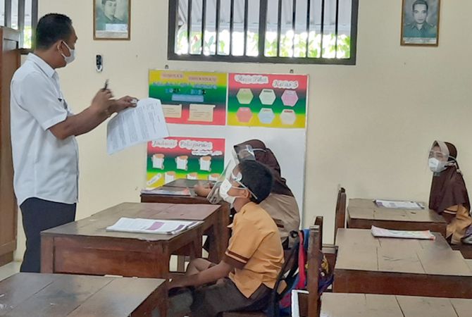POTENSI KEPSEK: Guru menerangkan materi pembelajaran di hadapan siswa. Setiap tenaga pendidik berkesempatan jadi kepsek. (INDAH SUSANTI/RADAR KUDUS)