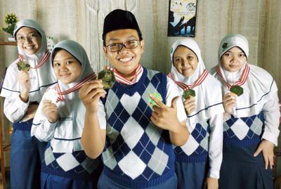 CERIA: Lima siswa MTsN 1 Jepara peraih medali emas di ajang IYSA ISIF 2021 Oktober lalu. (MTSN 1 JEPARA FOR RADAR KUDUS)
