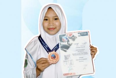 BANGGA: Siswi SMK Assa’idiyah Uswatun Hasanah memperlihatkan medali dan piagam prestasi yang diraihnya. (SMK ASSA’IDIYAH KUDUS FOR RADAR KUDUS)