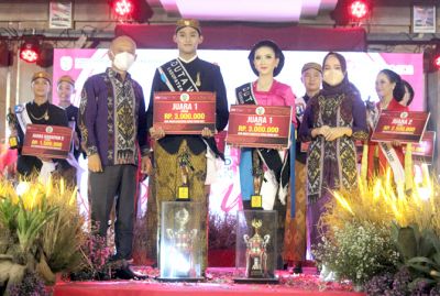 SELAMAT: Bupati Jepara Dian Kristiandi (kiri) dan Hesti Nugroho (kanan) foto bersama pasangan peraih gelar Mas dan Mbak Duta Wisata Jepara 2021. (MOH. NUR SYAHRI MUHARROM/RADAR KUDUS)