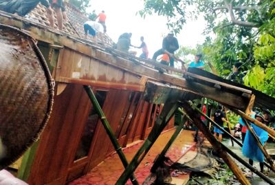 ROBOH: Rumah Samuri warga Desa Katekan, Kecamatan Brati roboh tertimpa longsoran tebing. (BPBD GROBOGAN FOR RADAR KUDUS)